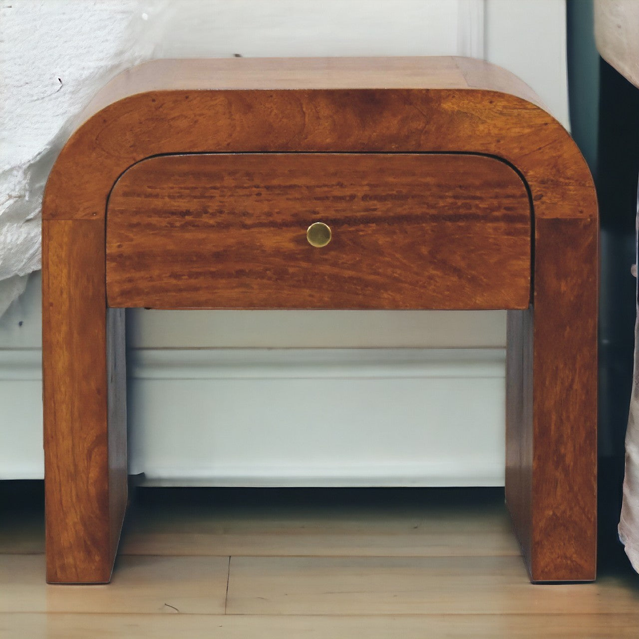 Horse Guards Darcy Chestnut Bedside